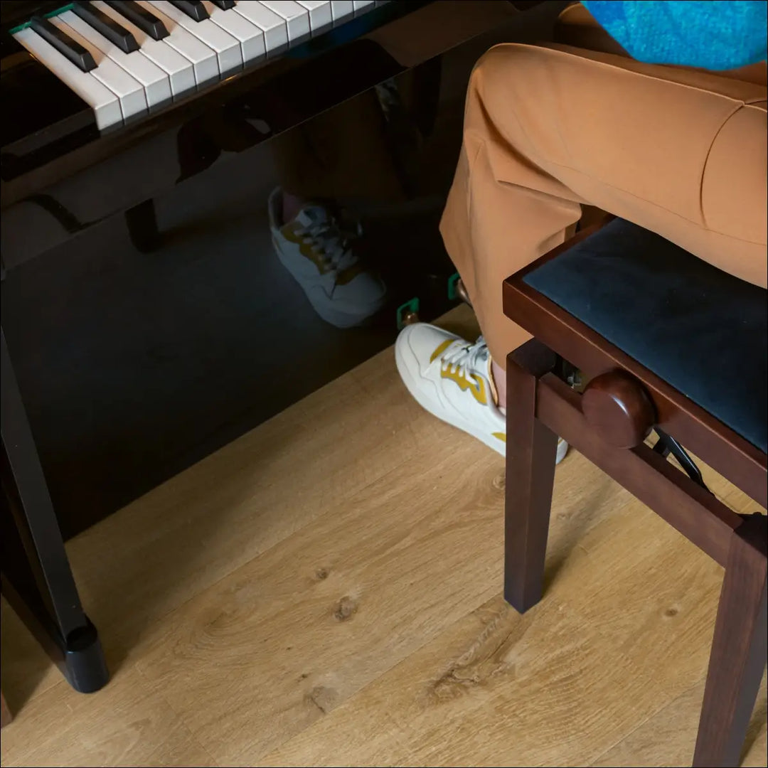 Quick Step Bloom Cotton Oak Natural Luxury Vinyl Flooring | AVMPU40104 Close Up Pianno
