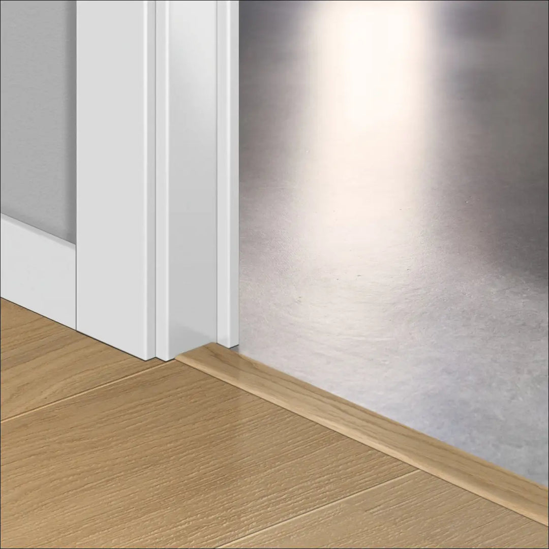 Light-colored wooden quick-step cascada incizo profile door threshold with smooth natural grain stair nosing finish