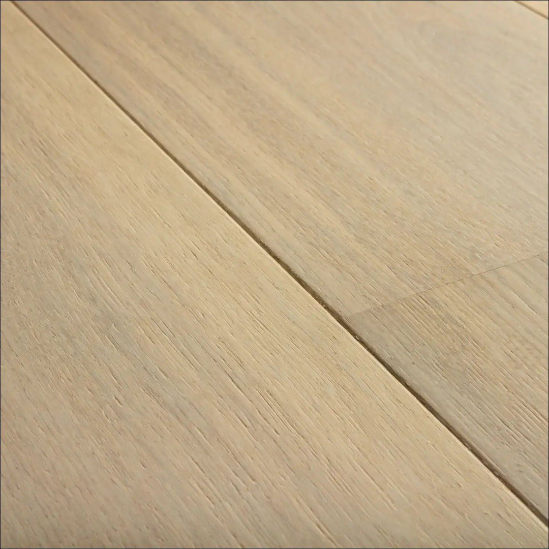 Quick Step Cascada Lily White Oak Extra Matt CAS5106 grain shot