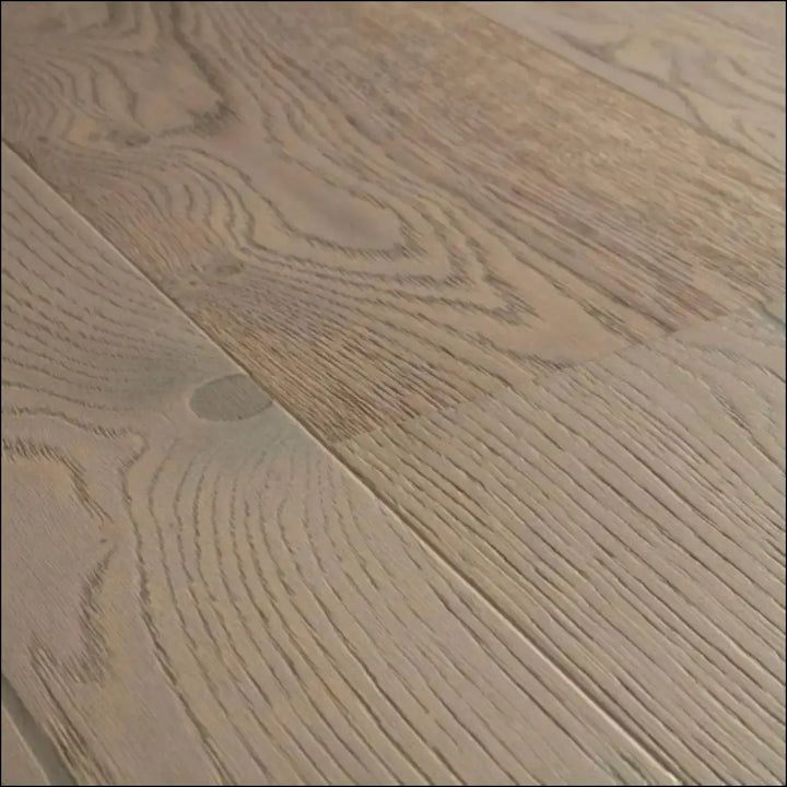 Light-colored oak cascada wood flooring with natural grain and knots in quick step cascada cotton grey oak extra matt finish