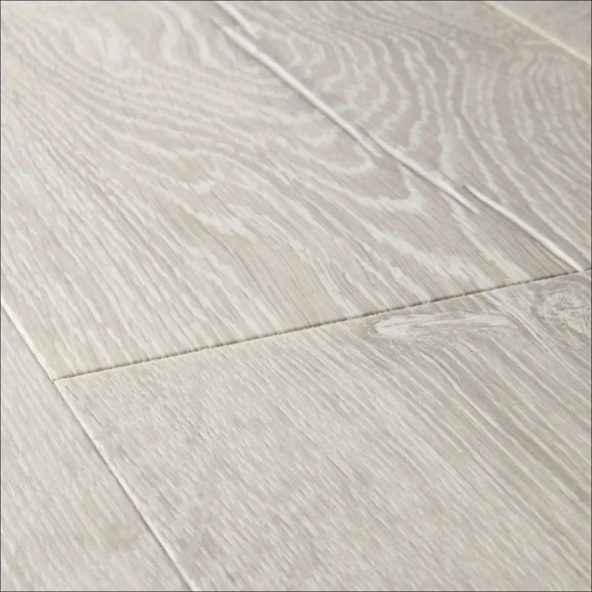 Light gray quick step impressive ultra laminate flooring with natural grain in patina classic oak grey style
