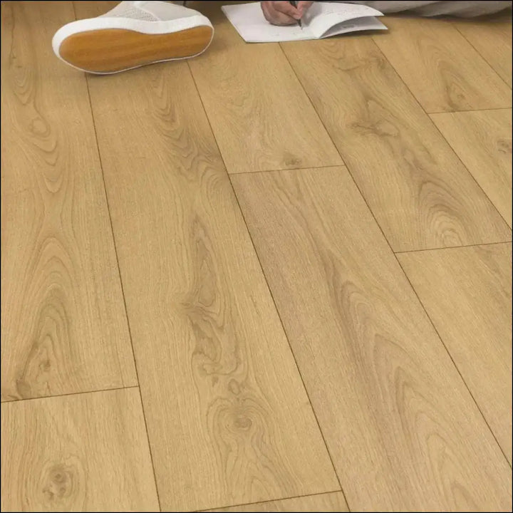 Light oak-colored quick-step classic laminate flooring sandy oak clm5801 with natural wood grain pattern