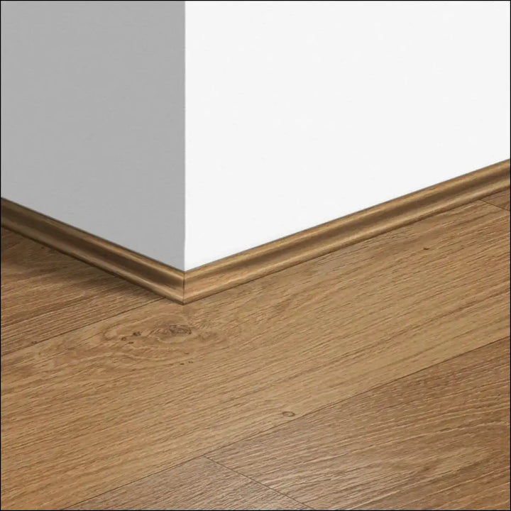 Light brown wooden quickstep classic scotia beading with smooth beveled edge for quick-step flooring corners