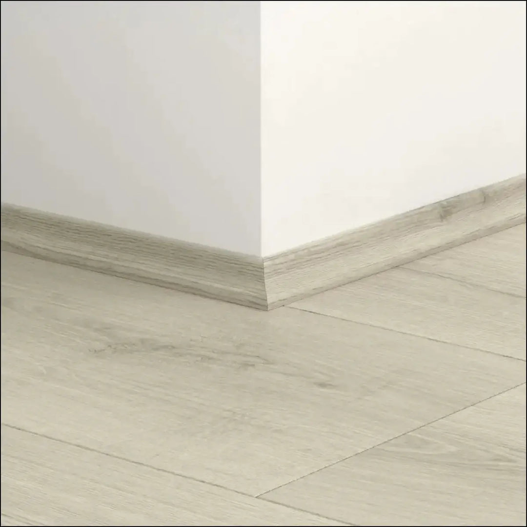 Light gray wood-grain quickstep classic scotia beading baseboard with subtle natural finish for quick-step flooring