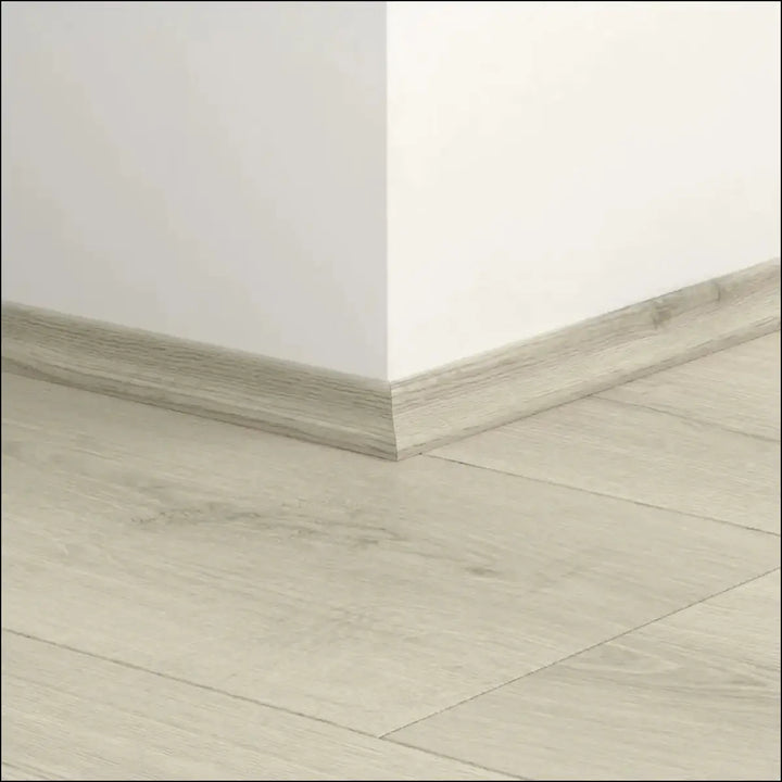 Light gray wood-grain quickstep classic scotia beading baseboard with subtle natural finish for quick-step flooring