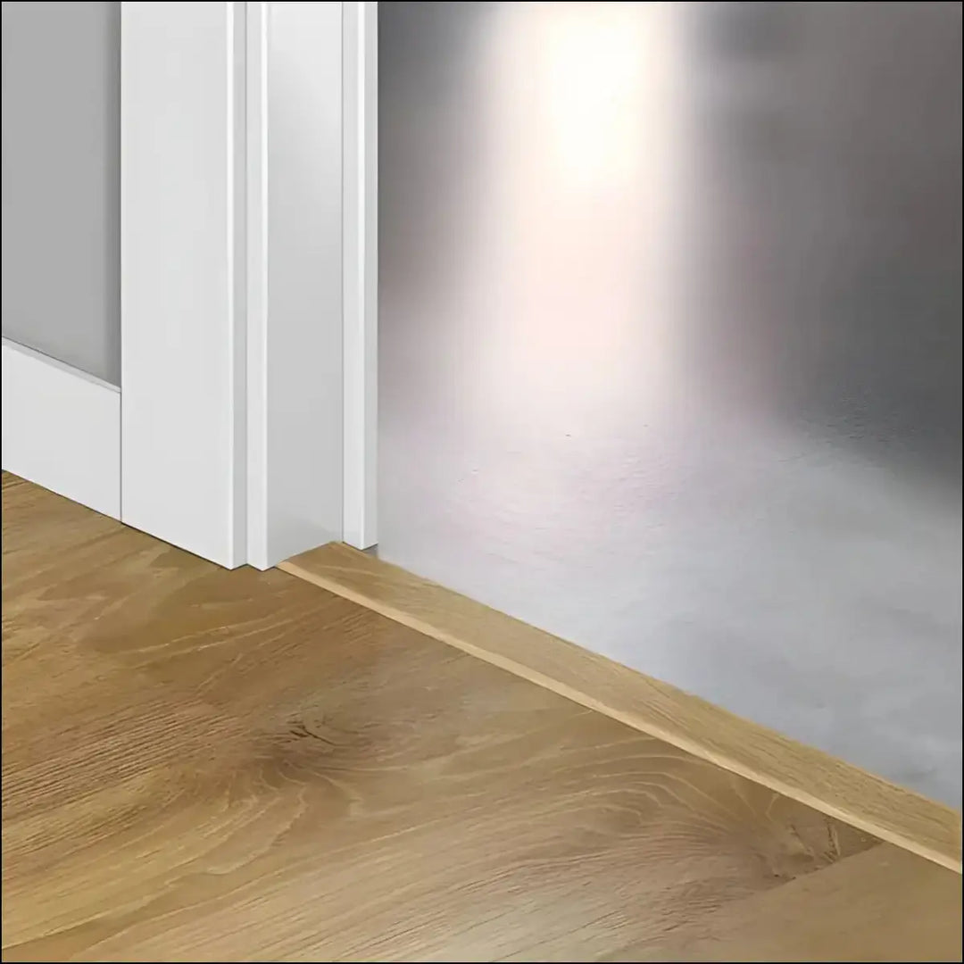 Light-colored wooden baseboard with smooth finish and subtle grain pattern from quickstep creo incizo profile
