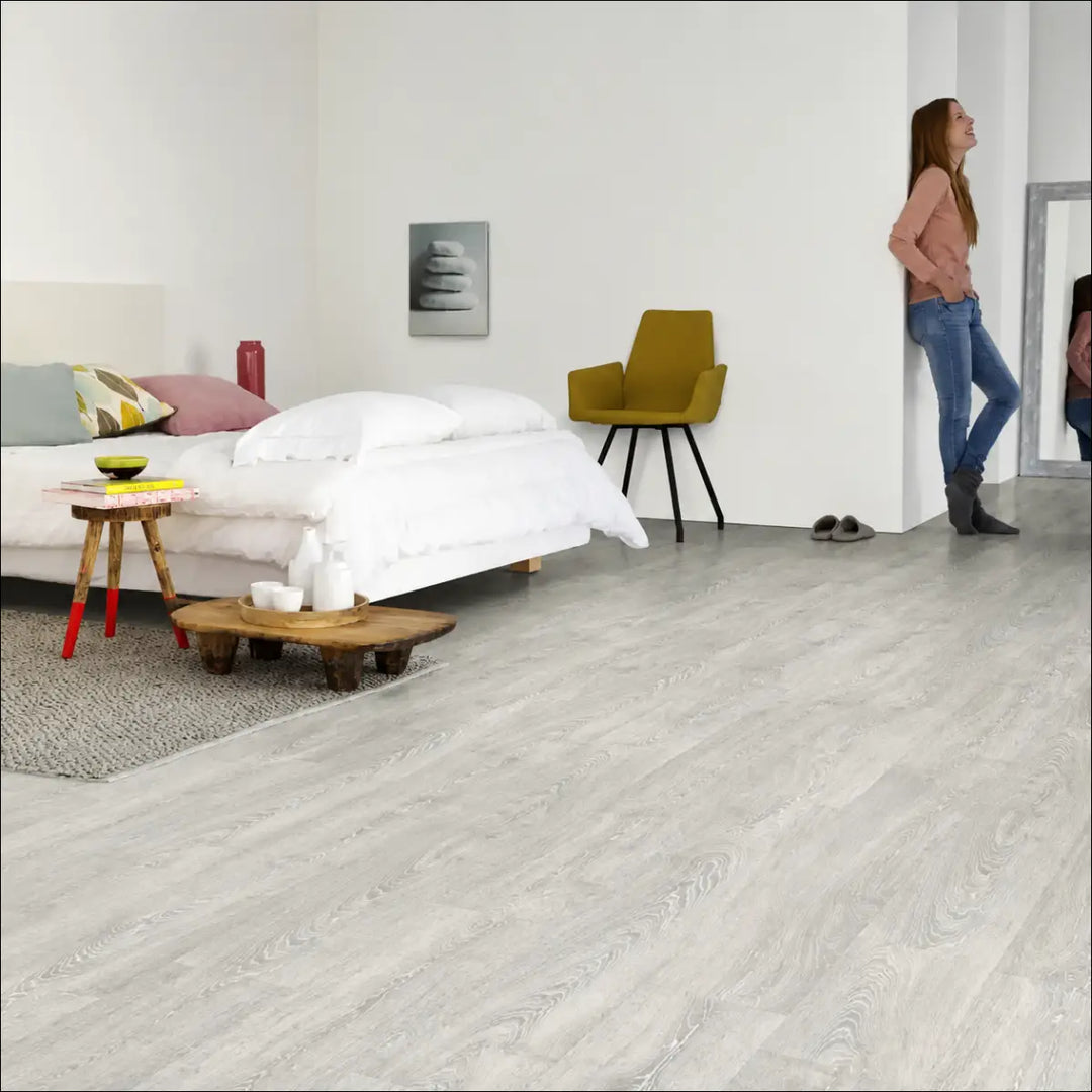 Light gray wood grain vinyl flooring quickstep impressive laminate patina classic oak grey for stylish interiors